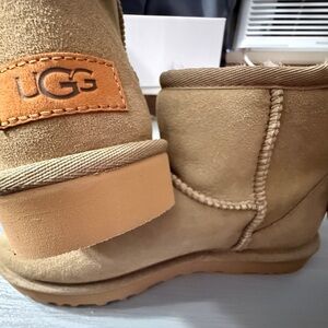 UGG Women's Classic Mini II Moss Green Boots Sz 7